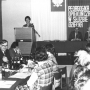 Doc. dr Irena Jundziłł głosi referat na konferencji zorganizowanej w IP (8-10.XI.1979)