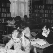 Studenci w czytelni Instytutu Pedagogiki