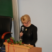 Dziekan WNS prof. dr hab. Beata Pastwa-Wojciechowska przekazuje życzenia Jubilatom i symbolicznie otwiera Aulę S 203 imienia Pro
