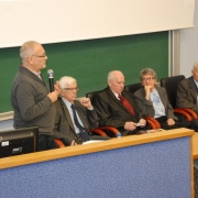 Profesorowie Jubilaci w czasie dyskusji, którą prowadzi prof. dr hab. Tomasz Szkudlarek