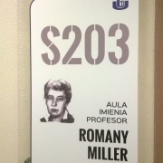 Nowa tablica przy auli S 203, która uchwałą Senatu z 25 czerwca 2015 roku nosi imię profesor Romany Miller