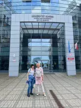 foto5 - prof. Irena Bogoczowa i prof. Jana Raclavska na tle budynku WNS