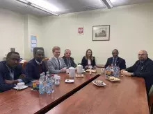 Spotkanie z ambasadorem Rwandy prof. dr Anastase Shyaka przy stole