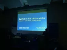 Spotkanie z ambasadorem Rwandy - widok na slajd na ekranie