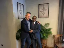 Spotkanie z ambasadorem Rwandy w żartobliwym tonie - od lewej Dziekan WNS - prof. Michał Harciarek, prof. dr Anastase Shyaka