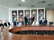 Prof. Michał Harciarek odbiera porozumienie zmieniające z rąk Rektora UG, prof. Piotra Stepnowskiego (zdjęcie)