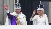 Król Karol III wraz z małżonką po koronacji
