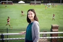 prof. Rachel Allison na tle murawy piłkarskiej podczas meczu