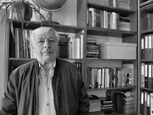 Prof. Zdzisław Kordel na tle półki z książkami - zdjęcie czarno-białe