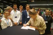 J, Tymoszenko podpisuje księgę pamiątkową dla Instytutu Politologii, fot. A. Modrzejewski