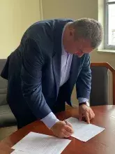 Podpisywanie umowy przez Jana Strawińskiego - Prezydenta Stowarzyszenia Konsuli Honorowych i Konsula Honorowy Bułgarii w Gdańsku