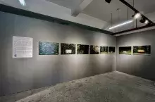 Prezentacja fotografii na wystawie - Jakub Zera