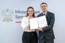 Dr Wirkus na tle ścianki MS