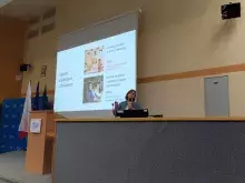 Zdjęcie prezentującego wraz ze slajdem podsumowującym wybory edukacyjne i życiowe w zakresie dziedzin HEED i STEM