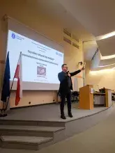 Zdjęcie dr Marcina Szulca, który prowadzi wykład o psychologicznych wyznacznikach dobrych relacji