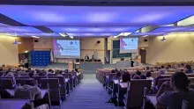 Zdjęcie panoramiczne przedstawiające wykład otwierający konferencję.