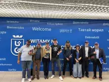Zdjęcie delegacji przed napisem UG na WNS