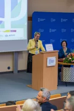 Prof. Lipowska przy mównicy.