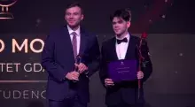 Karol Stachowicz odbiera nagrodę na gali w Warszawie