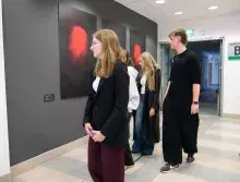 Studenci oglądający prace profesora Treppy