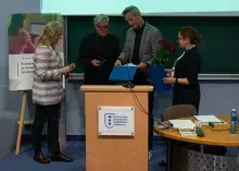 Profesor Treppa odbierający gratulacje z rąk dziekana WNS