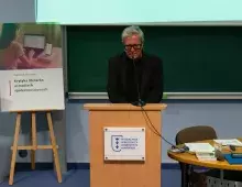 Przemawiający profesor Treppa