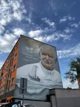 Mural na jednym z budynków - Jan Paweł II