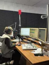 Studenci w trakcie zajęć w studio radiowym
