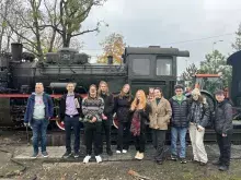 Studenci w muzeum, przed starym pociągiem