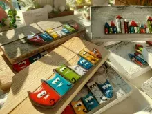 Stroiki złożone z desek i kolorowych ozdób ceramicznych.