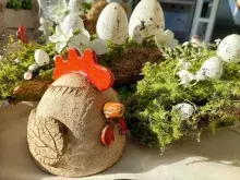 Stroik złożony z jajek w kształcie kurcząt.