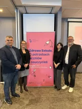 Premiera raportu miała miejsce 17.11.2025 podczas IV Kongresu Szkół Odpowiedzialnych Cyfrowo - Zdrowa Szkoła. O potrzebach uczniów i nauczycieli