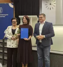 prof. Kossakowska-Berezecka wraz z prorektorem prof. Wiesławem Laskowskim oraz prof. Ewą Łojkowską na sali Senatu Uniwersytetu Gdańskiego