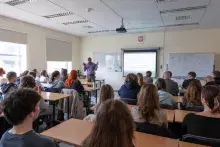 Zdjęcie z Wykładu w płaskiej sali wykładowej na Uniwersytecie Gdańskim