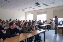 Zdjęcie z Wykładu w płaskiej sali wykładowej na Uniwersytecie Gdańskim