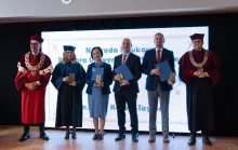 laureaci nagrody wraz z Rektorem Uniwersytetu Gdańskiego