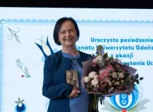 profesor Mariola Bidzan ze statuetką i bukietem kwiatów po wręczeniu nagród 
