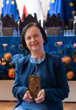 profesor Mariola Bidzan ze statuetką po wręczeniu nagród