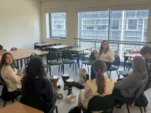 Zdjęcie przedstawiające studentów siedzących w kółku w trakcie warsztatów.
