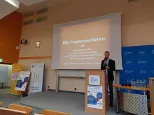 Zdjęcie z otwarcia kongresu przedstawiające osobę przemawiającą
