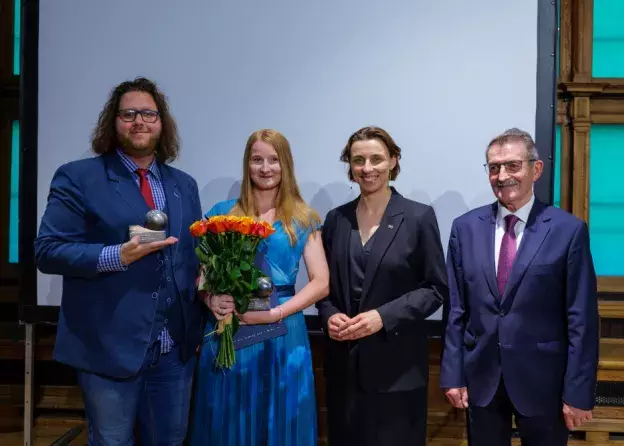 Ariadna Łada-Maśki po wręczeniu Nagrody Uphagena w towarzystwie 4 osób,  wtym Prezesa GTN
