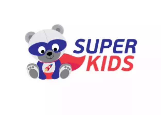 Logo Super Kids - miś z maską i peleryną superbohatera