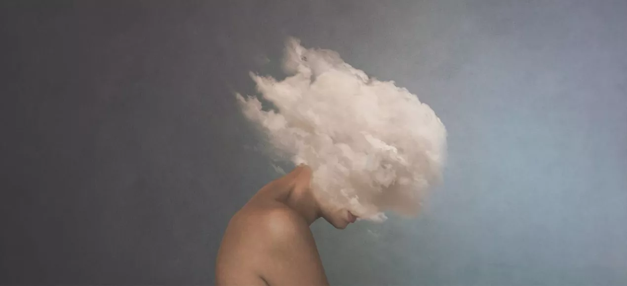 Grafika przedstawiająca pochyloną kobietę z profilu, z głowa tonącą w chmurach