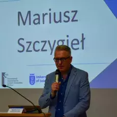Mariusz Szczygieł w czasie przemowy.