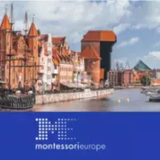 Plakat kongresu Montessiri Europe z widokiem na nabrzeże Motławy z gdańskim żurawiem