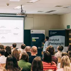 Wydarzenie: premiera książki „Młodorośli opowiadają o rodzinie” oraz seminarium naukowe poświęcone tematyce wsparcia młodzieży w dzisiejszym świecie. 