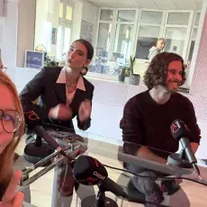 1.	Studenci podczas rozmowy w radiu 5, fot. Aleksandra Kaczmarek 