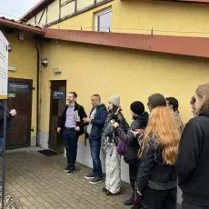 9.	Studenci przed Muzeum Kolei Wąskotorowej, fot. Dominika Kuźma-Ebel 