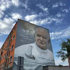 Mural Papieski przy ul. Tadeusza Kościuszki w Ełku, fot. Dominika Kuźma-Ebel 