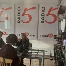 Studenci podczas rozmowy w radiu 5, fot. Dominika Kuźma-Ebel 